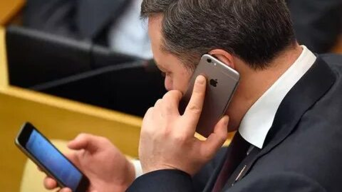 Казахстанским госслужащим вернут смартфоны в ноябре