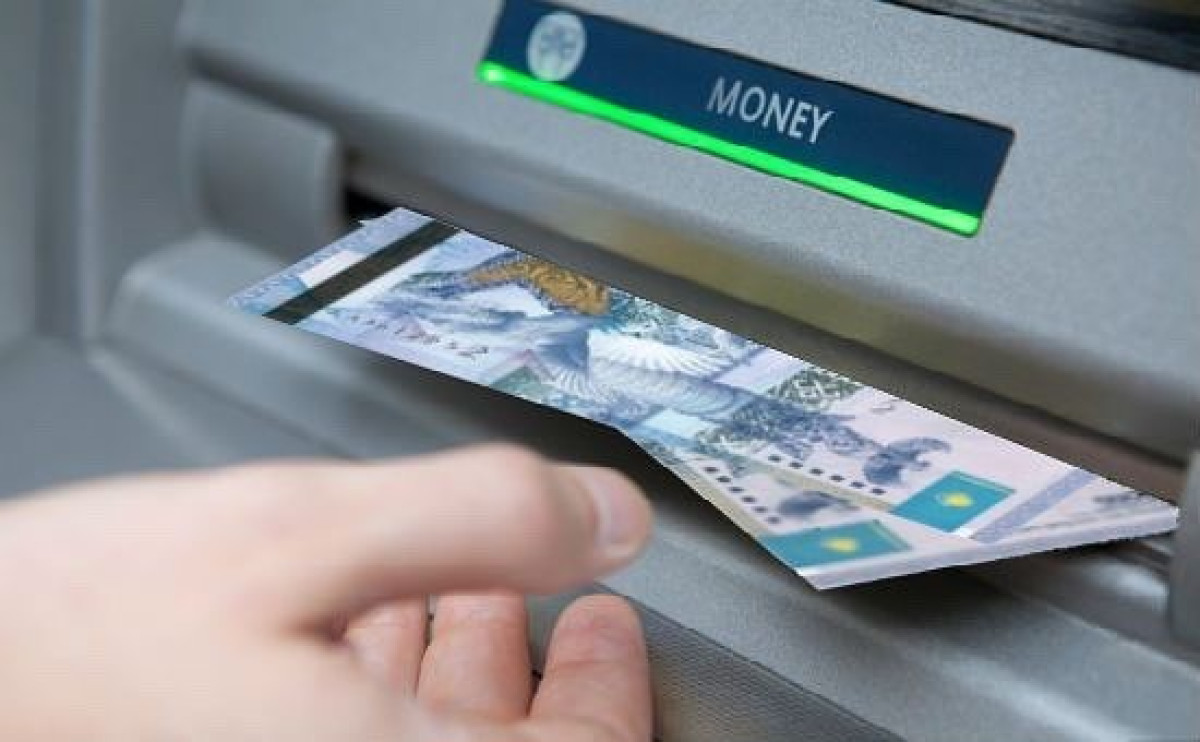 Женщина из Нур-Султана выхватывала деньги у рудничан возле банкоматов и сбегала