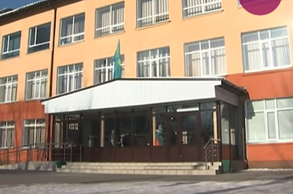 Школьники учатся в куртках и шапках в гимназии Нур-Султана 