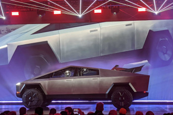 Фотография к новости: Бронированное стекло новой Tesla треснуло прямо на презентации