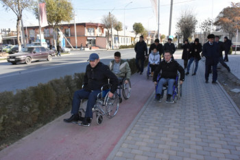 Фотография к новости: На инвалидных колясках проехались по Туркестану областные чиновники