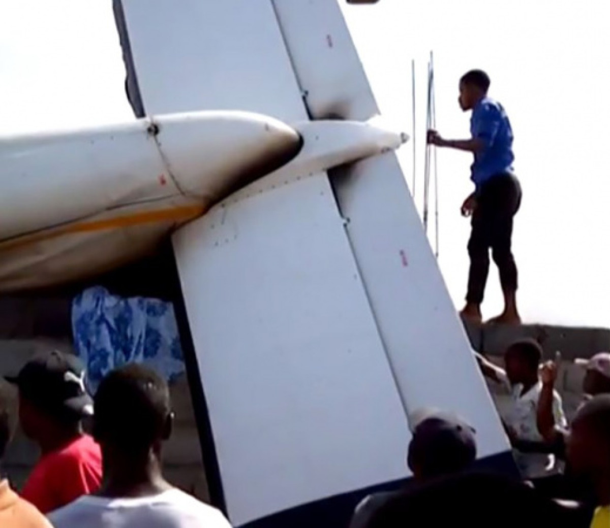 Самолет упал на жилые дома в Конго, погибли 29 человек