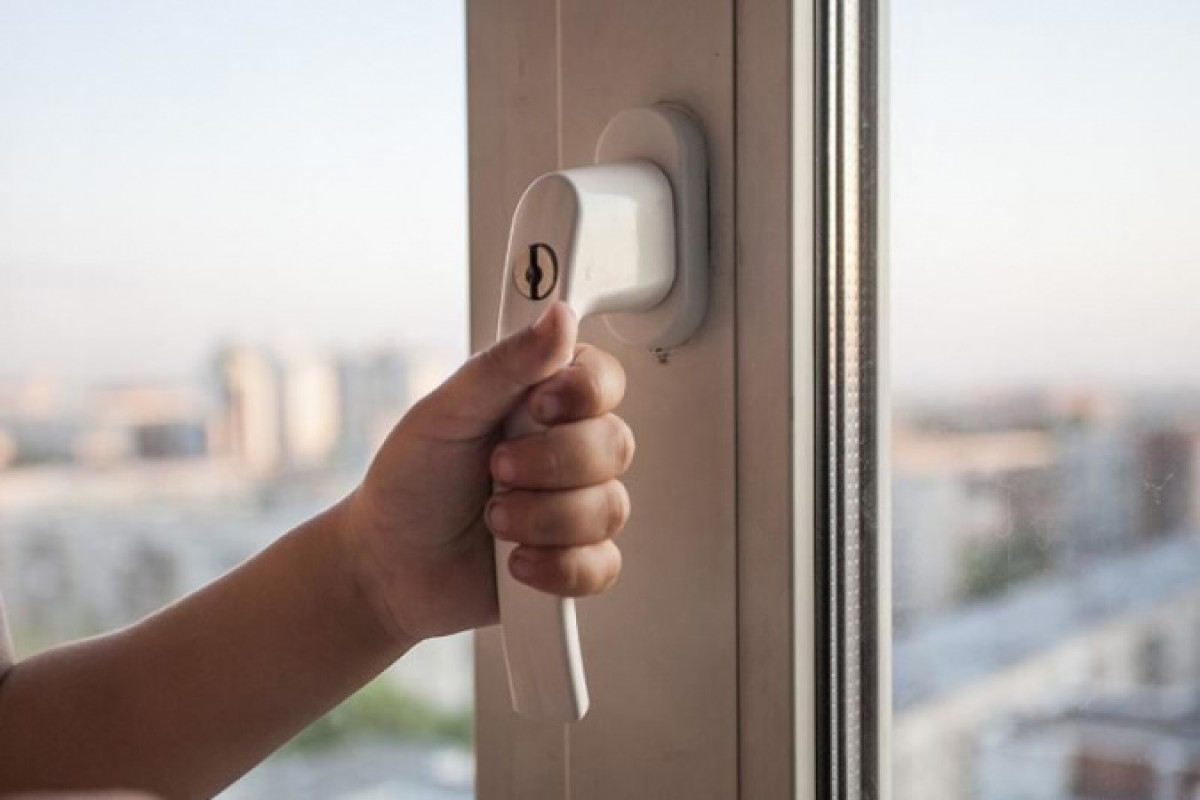 Следователи выясняют причину падения 4-летнего ребенка из окна в СКО