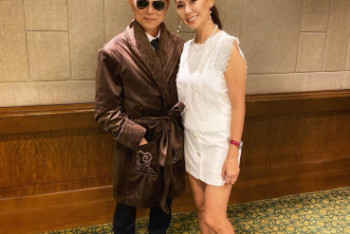 Фотография к новости: Джимми Чу примерил казахский чапан 