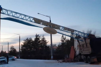 Фотография к новости: Груженный углем КамАЗ снес стелу при въезде в село в Павлодарской области