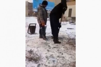 В заснеженную землю сажают деревца подрядчики в Сатпаеве