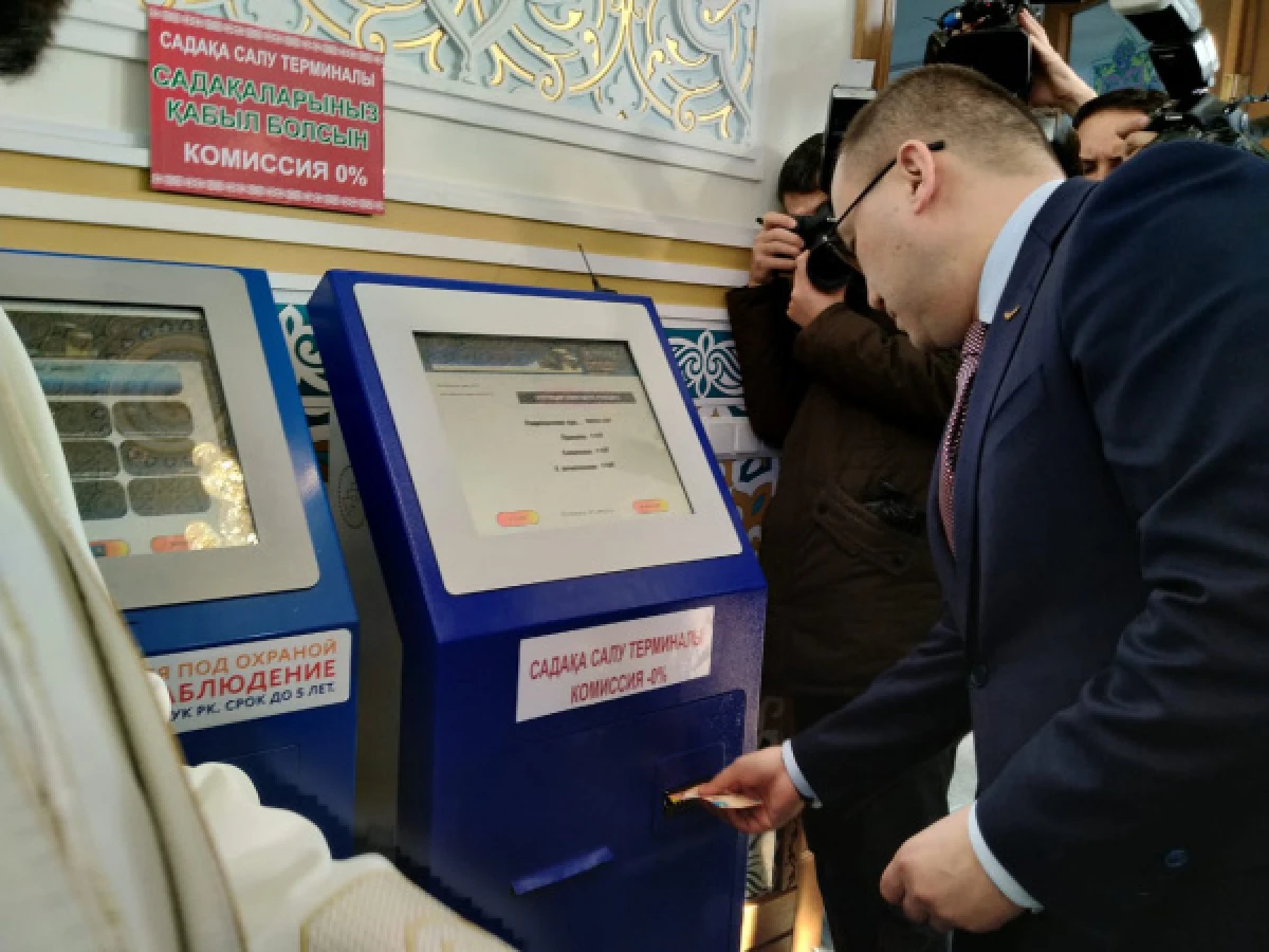 Даурен Абаев сделал садака через терминал для онлайн-оплаты в мечети Нур-Султана