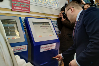 Даурен Абаев сделал садака через терминал для онлайн-оплаты в мечети Нур-Султана