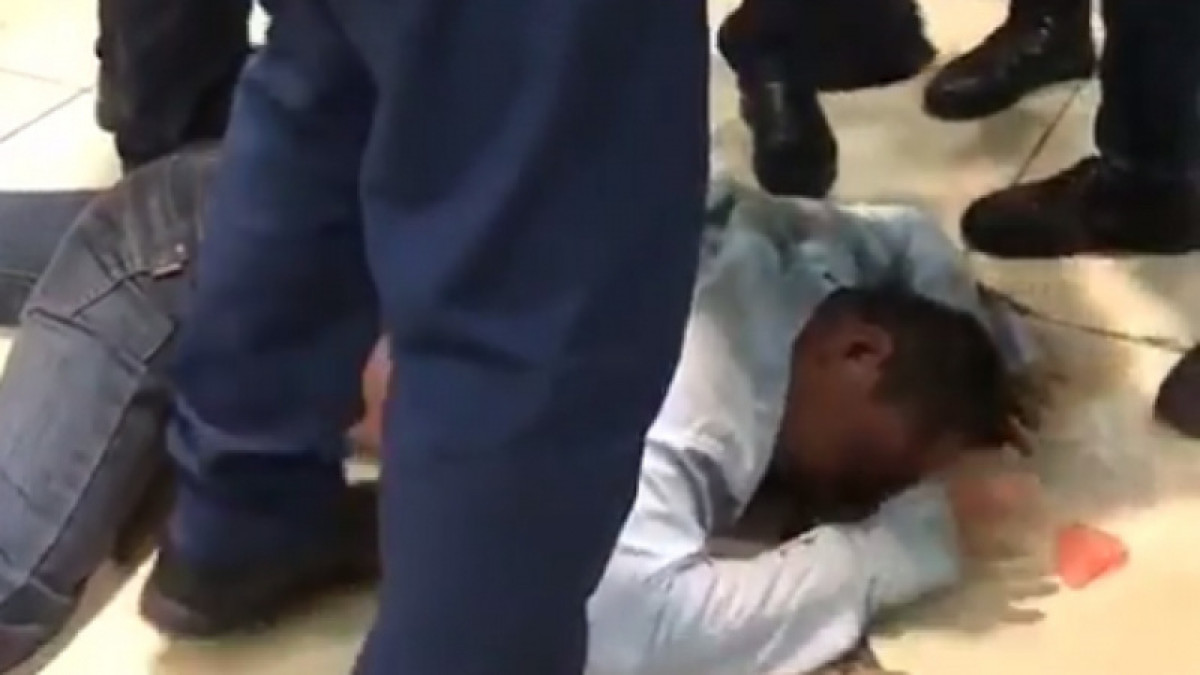 Мужчина бился в истерике на МЦПС "Хоргос" - полицейские прокомментировали видео