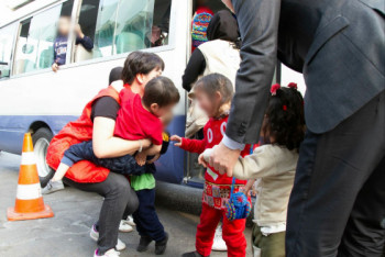 Эвакуированный из Ирака мальчик впервые увидел бабушку