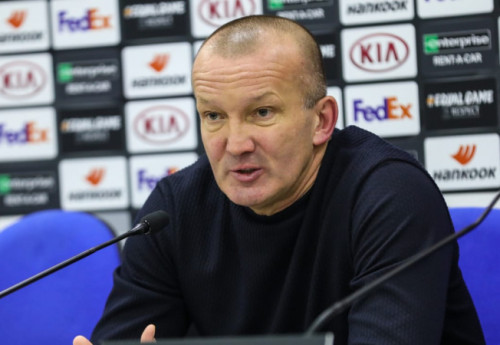 Фотография к новости: Тренер "Астаны" раскрыл детали разговора в перерыве матча с МЮ в Лиге Европы