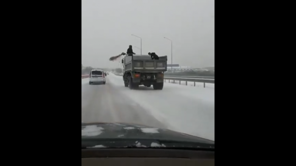 Из кузова движущегося КамАЗа посыпали дорогу рабочие в Алматинской области