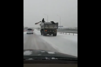 Фотография к новости: Из кузова движущегося КамАЗа посыпали дорогу рабочие в Алматинской области