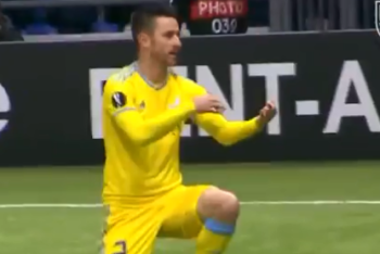 Фотография к новости: Мемы на "игру на скрипке" футболиста "Астаны" в матче с МЮ опубликовали в Twitter