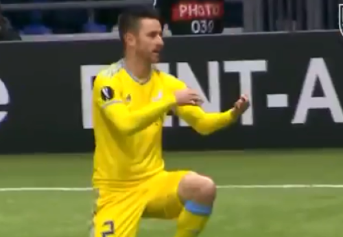 Фотография к новости: Мемы на "игру на скрипке" футболиста "Астаны" в матче с МЮ опубликовали в Twitter