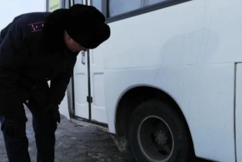 Фотография к новости: Акмолинские полицейские пять дней курировали на трассе сломавшийся автобус 