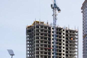 Фотография к новости: Сенаторы предлагают усилить ответственность подрядчиков за недостроенные объекты