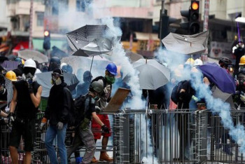 "Арестованный в Гонконге казахстанский студент не знал, что держит в руках коктейль Молотова" - китайские СМИ