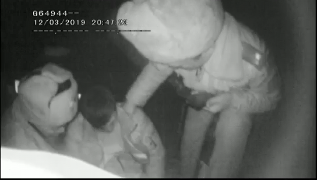 В гараже висел на веревке — мужчину-суицидника спасли в Караганде