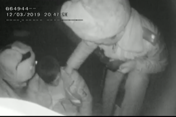 В гараже висел на веревке — мужчину-суицидника спасли в Караганде