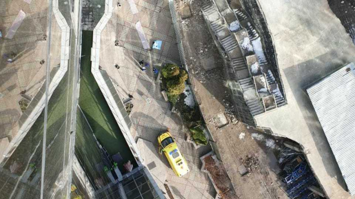 Мужчина упал с крыши бизнес-центра "Нурлы Тау" в Алматы