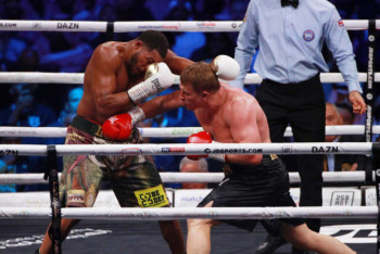 Фотография к новости: Российский боксер Поветкин завершил вничью бой с американцем Хантером