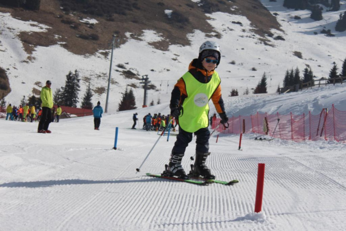 Катанию на горных лыжах бесплатно обучат детей в Алматы