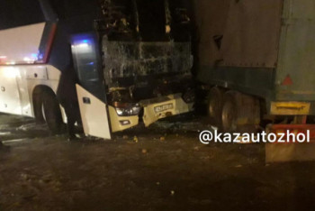 Фотография к новости: Четыре авто, включая автобусы и КамАЗ столкнулись на трассе Алматы-Ташкент