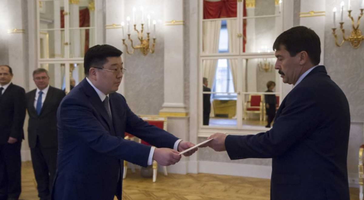 Посол Казахстана вручил верительные грамоты президенту Венгрии