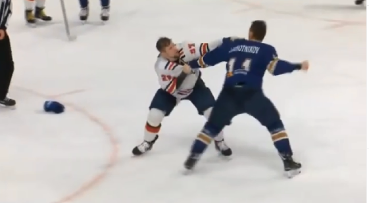 Бывший хоккеист "Барыса" вырубил соперника на льду в Усть-Каменогорске