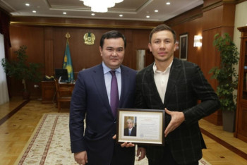 Фотография к новости: Женис Касымбек пообещал Геннадию Головкину восстановить стадион