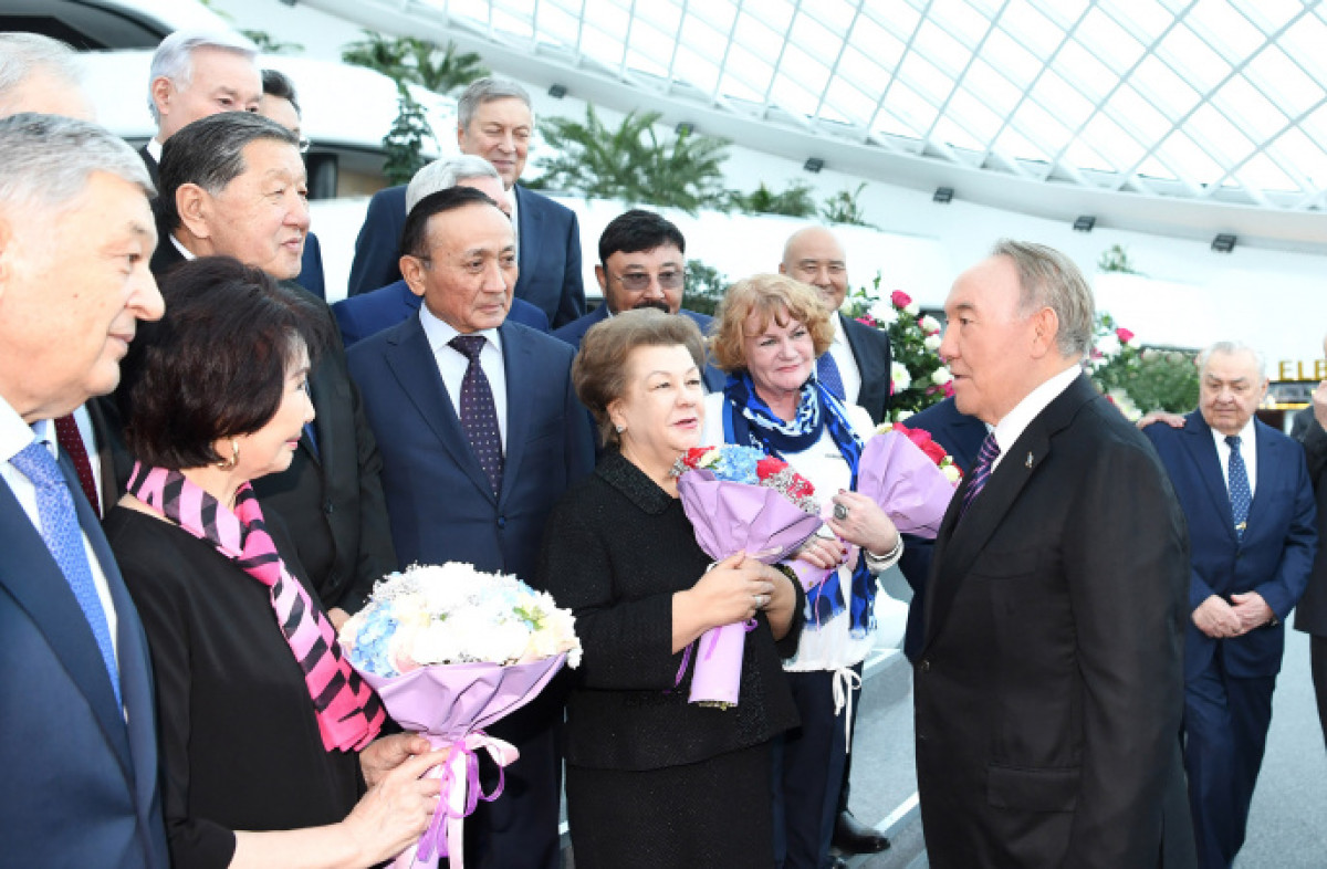 Елбасы встретился с первостроителями столицы