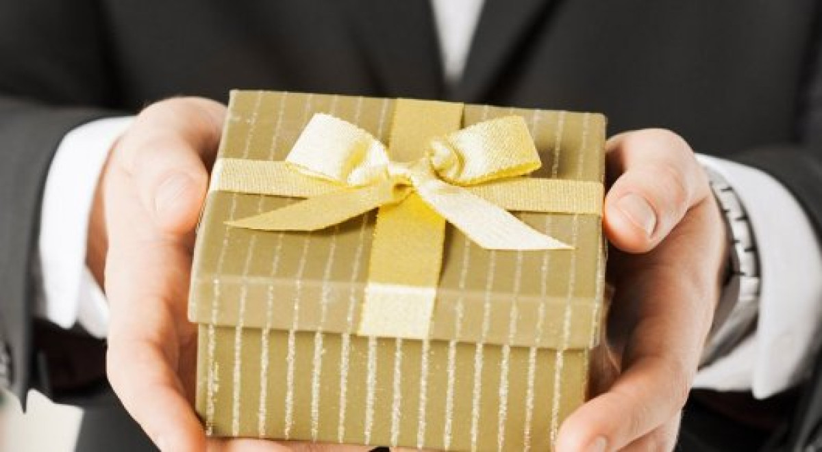 Пижама, элитный алкоголь, оливки: какие подарки сдали чиновники в спецфонд