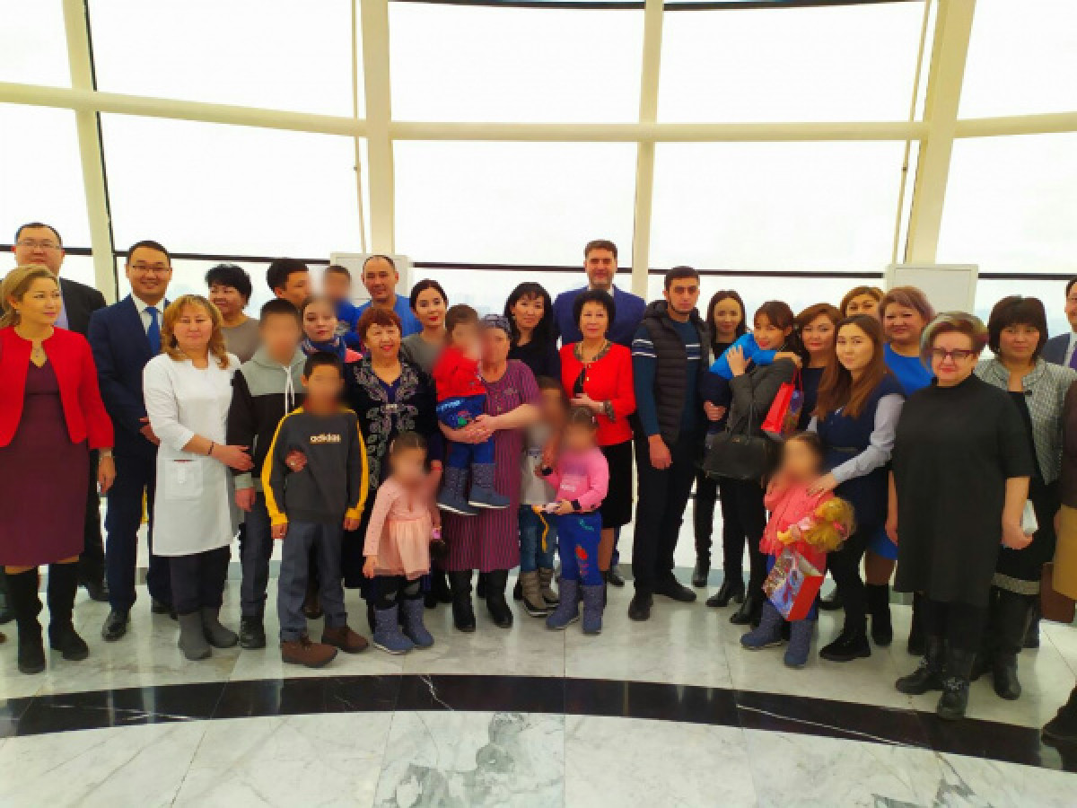 Казахстанские дети, возвращенные из Ирака, воссоединились с родными в "Байтереке"