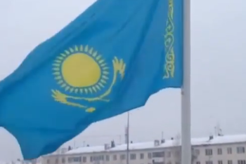 Фотография к новости: Висевший "вверх ногами" казахстанский флаг на вокзале в Нур-Султане перевесили