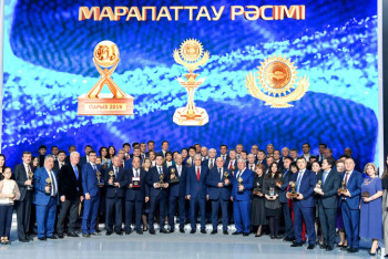 Фотография к новости: Токаев наградил лауреатов "Парыз" и "Алтын сапа"