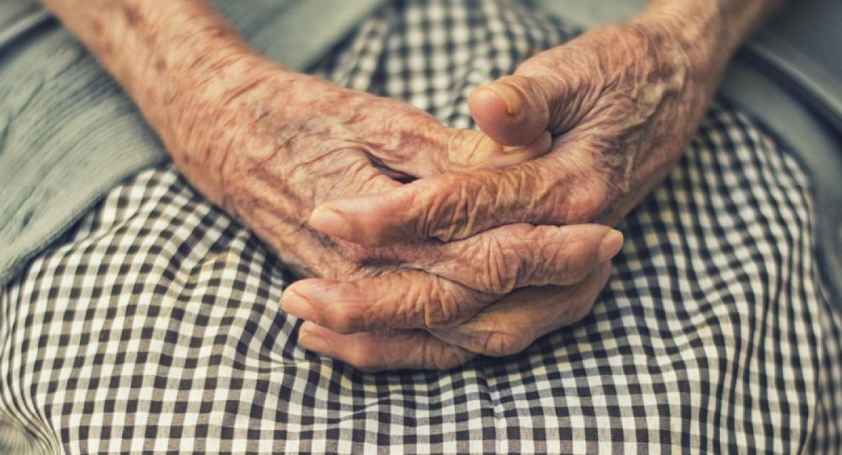 89-летняя женщина заказала стриптизера в дом престарелых в Британии