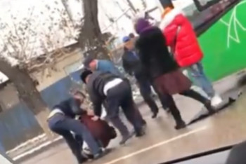 Фотография к новости: Мужчина лег на дорогу перед автобусом в Алматы