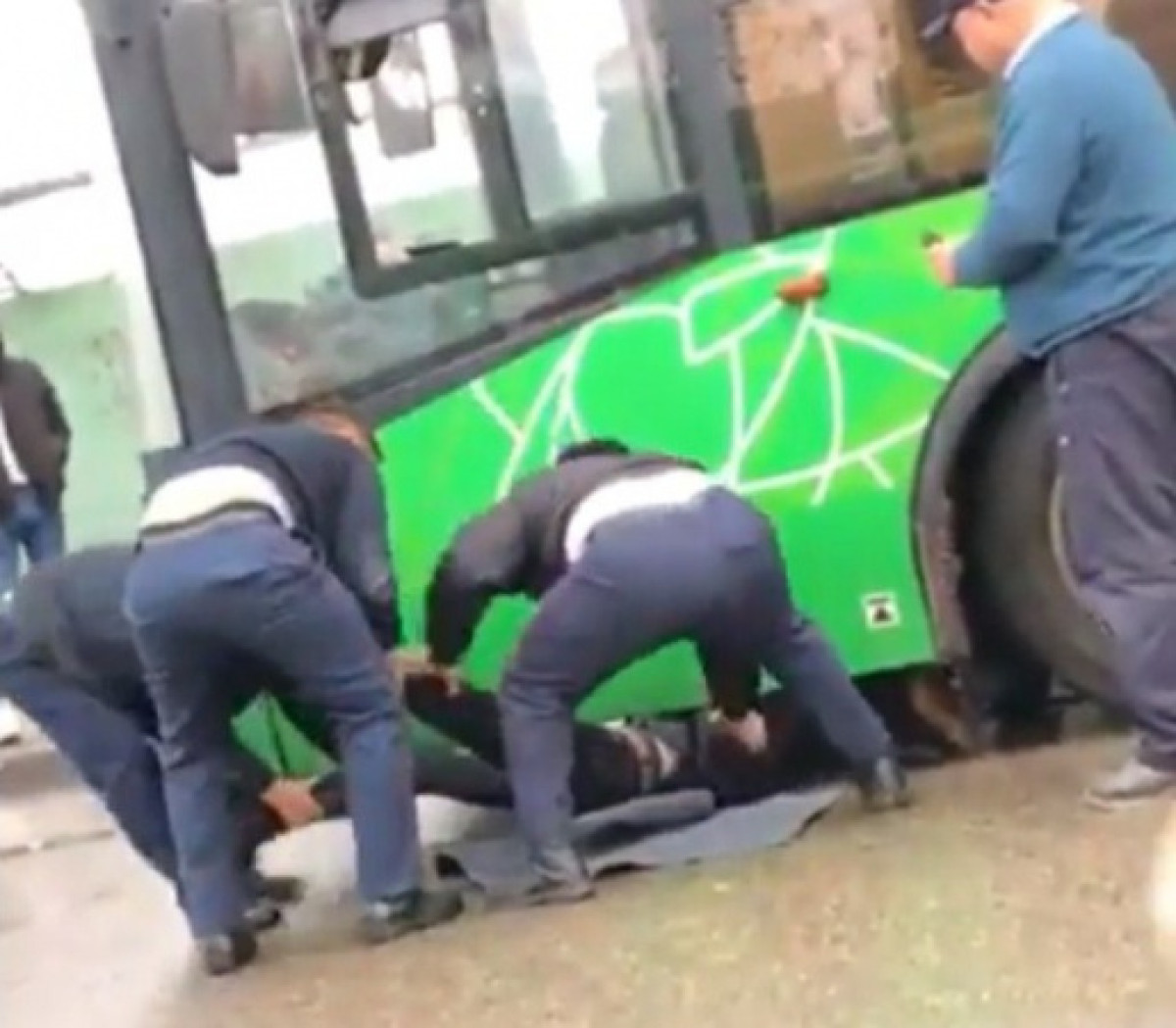 Легшему под автобус мужчине предъявили обвинение в хулиганстве