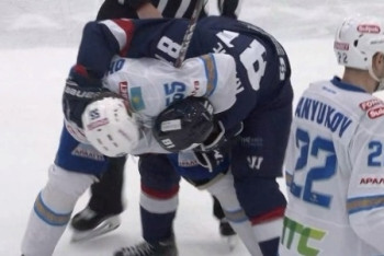 Фотография к новости: Чемпион мира из ХК "Барыс" устроил драку в матче КХЛ