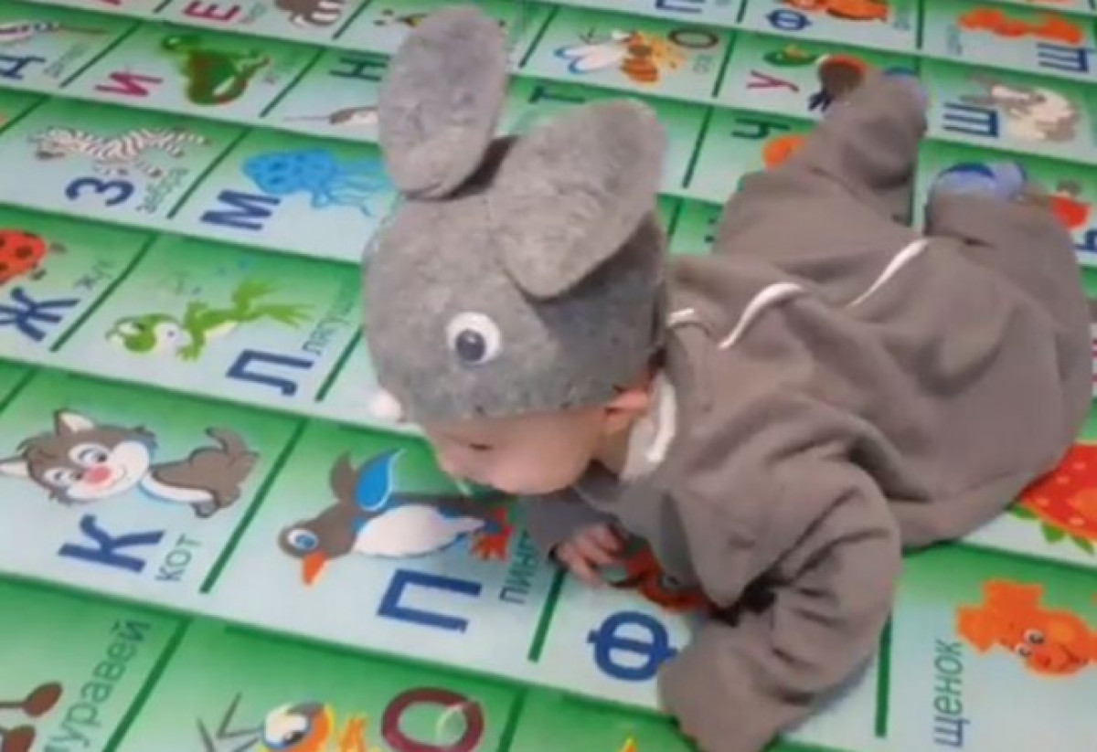 Казахстанцев умилила сказка с актерами-младенцами в Павлодаре