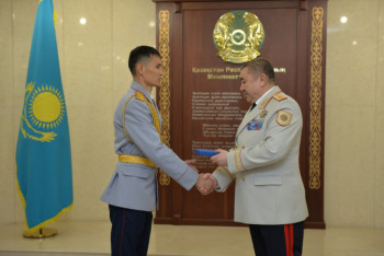 Фотография к новости: Сержанту вручили медаль за спасение утопающего в реке Арысь