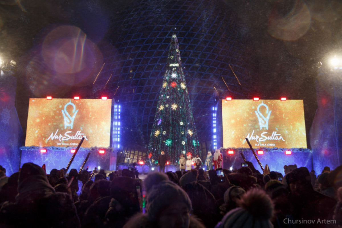 Главную елку страны зажгли в Нур-Султане