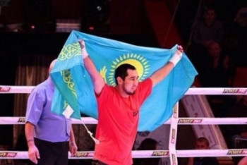 Фотография к новости: Казахстанец нокаутом защитил титулы чемпиона WBA, WBC и WBO