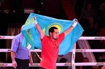 Фотография к новости: Казахстанец нокаутом защитил титулы чемпиона WBA, WBC и WBO