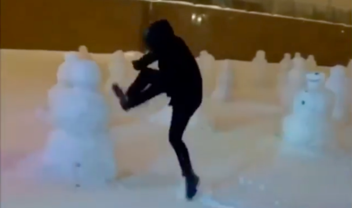 Мужчина в одиночку разгромил армию снеговиков в Нур-Султане