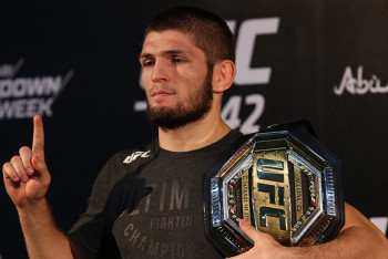 Фотография к новости: Хабиб Нурмагомедов прибыл в Алматы