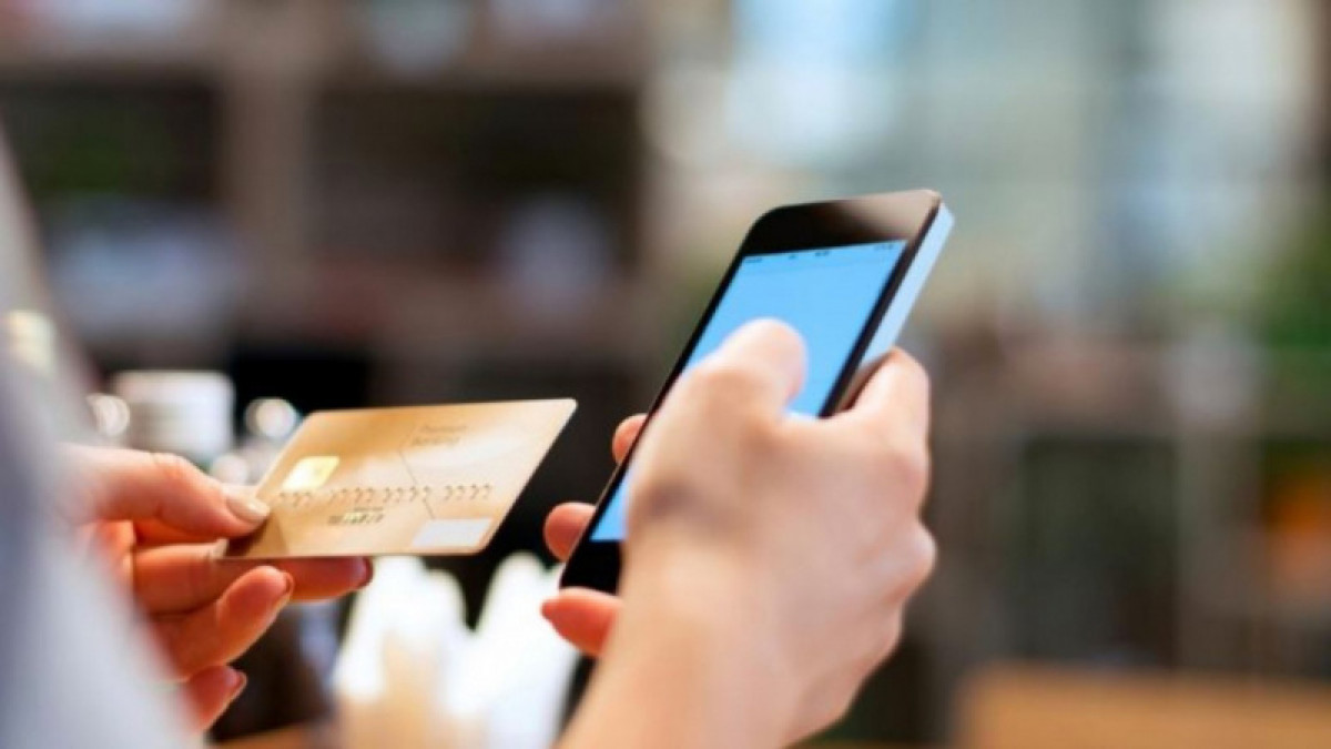 Денежные переводы внутри страны сократились почти вдвое