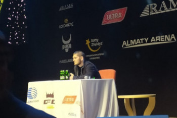 Фотография к новости: "Деньги и популярность могут отдалить от религии" - Хабиб на встрече с фанатами в Алматы