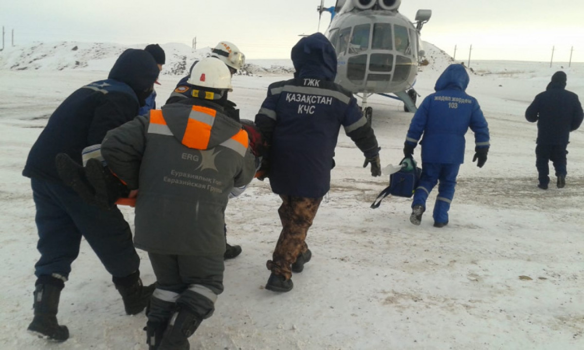 Зажатого грузовиками мужчину доставили в реанимацию на вертолете в Карагандинской области